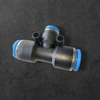 pnevmatski T kos, POM plastika, 4mm cevi, industrijska avtomatizacija, strojegradnja, ceneje, ugodno, prihranek, lokalno, Ljubljana, HACCP, GMP, push fit pnevmatika, pnevmatske povezave