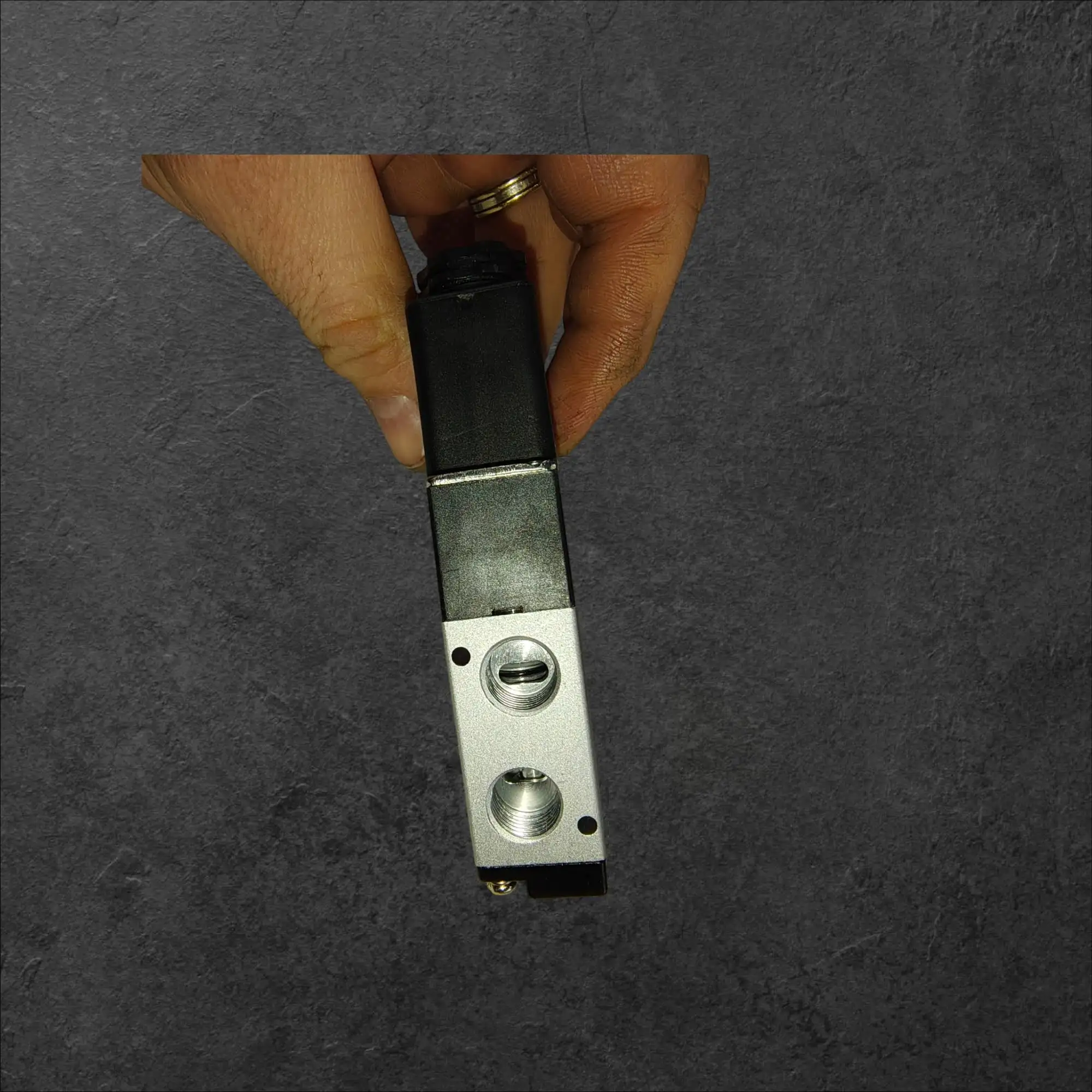 ATM Pneumatski ventil 3 smerni 24V DC 1/4 priklopi , 3v210-08,ATM pnevmatski ventil 3 smerni, pnevmatski ventil 24V DC, 3 2 ventil 1/4 priklopi, industrijska avtomatizacija ventil, ventil do 12 bar, vzmetni reset non latching, vakuum generator ventil, ceneje ugodno prihranek lokalno Ljubljana