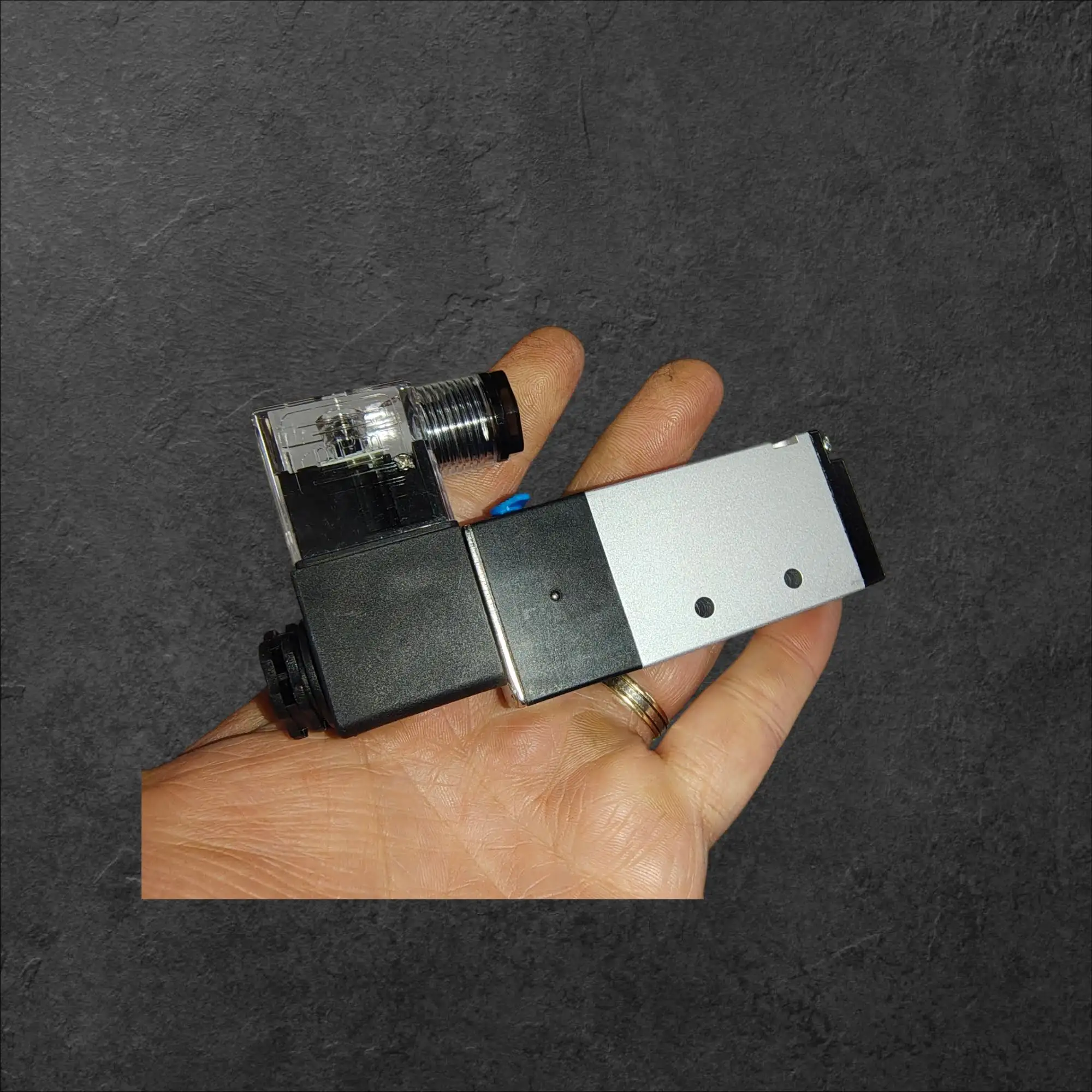 ATM Pneumatski ventil 3 smerni 24V DC 1/4 priklopi , 3v210-08,ATM pnevmatski ventil 3 smerni, pnevmatski ventil 24V DC, 3 2 ventil 1/4 priklopi, industrijska avtomatizacija ventil, ventil do 12 bar, vzmetni reset non latching, vakuum generator ventil, ceneje ugodno prihranek lokalno Ljubljana