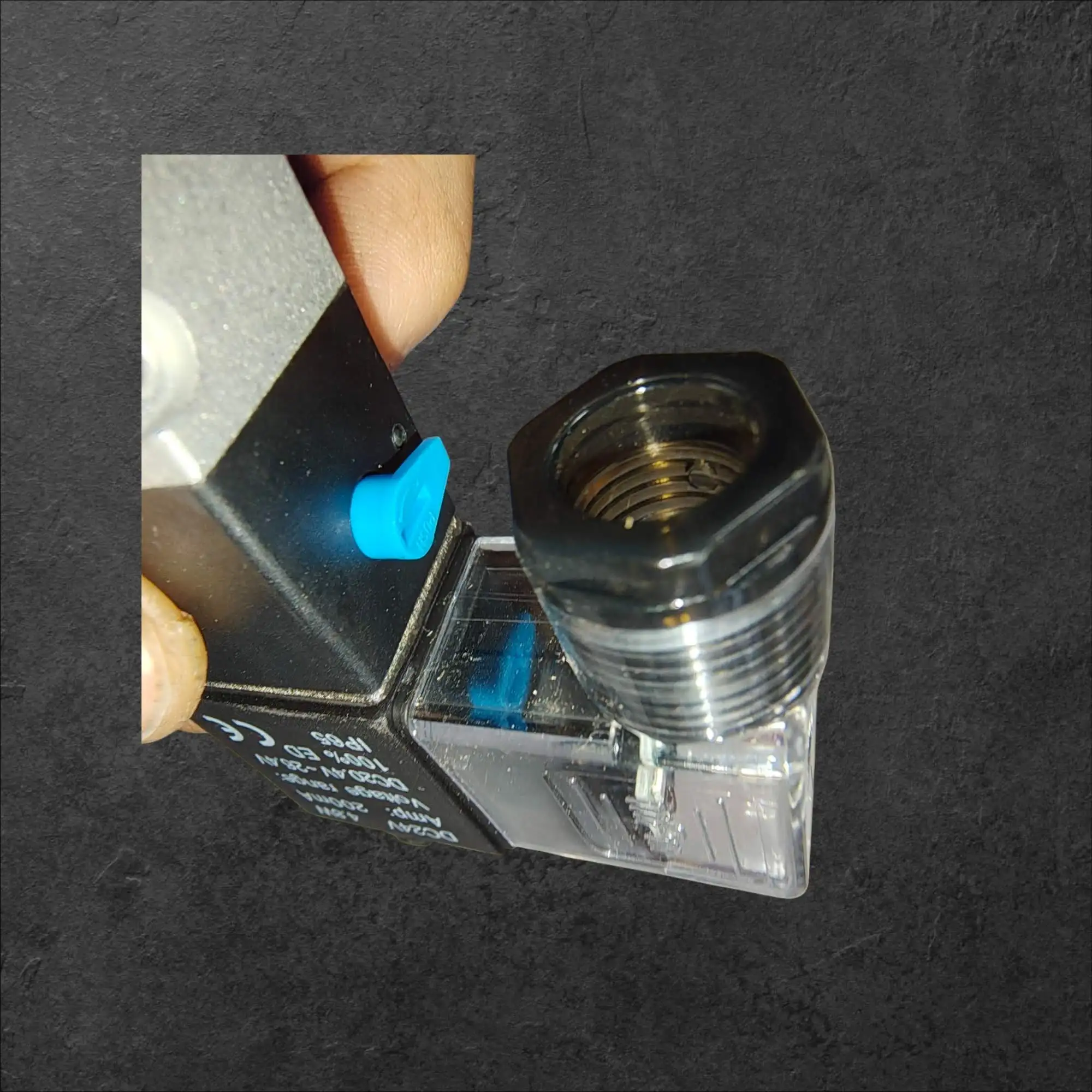 ATM Pneumatski ventil 3 smerni 24V DC 1/4 priklopi , 3v210-08,ATM pnevmatski ventil 3 smerni, pnevmatski ventil 24V DC, 3 2 ventil 1/4 priklopi, industrijska avtomatizacija ventil, ventil do 12 bar, vzmetni reset non latching, vakuum generator ventil, ceneje ugodno prihranek lokalno Ljubljana