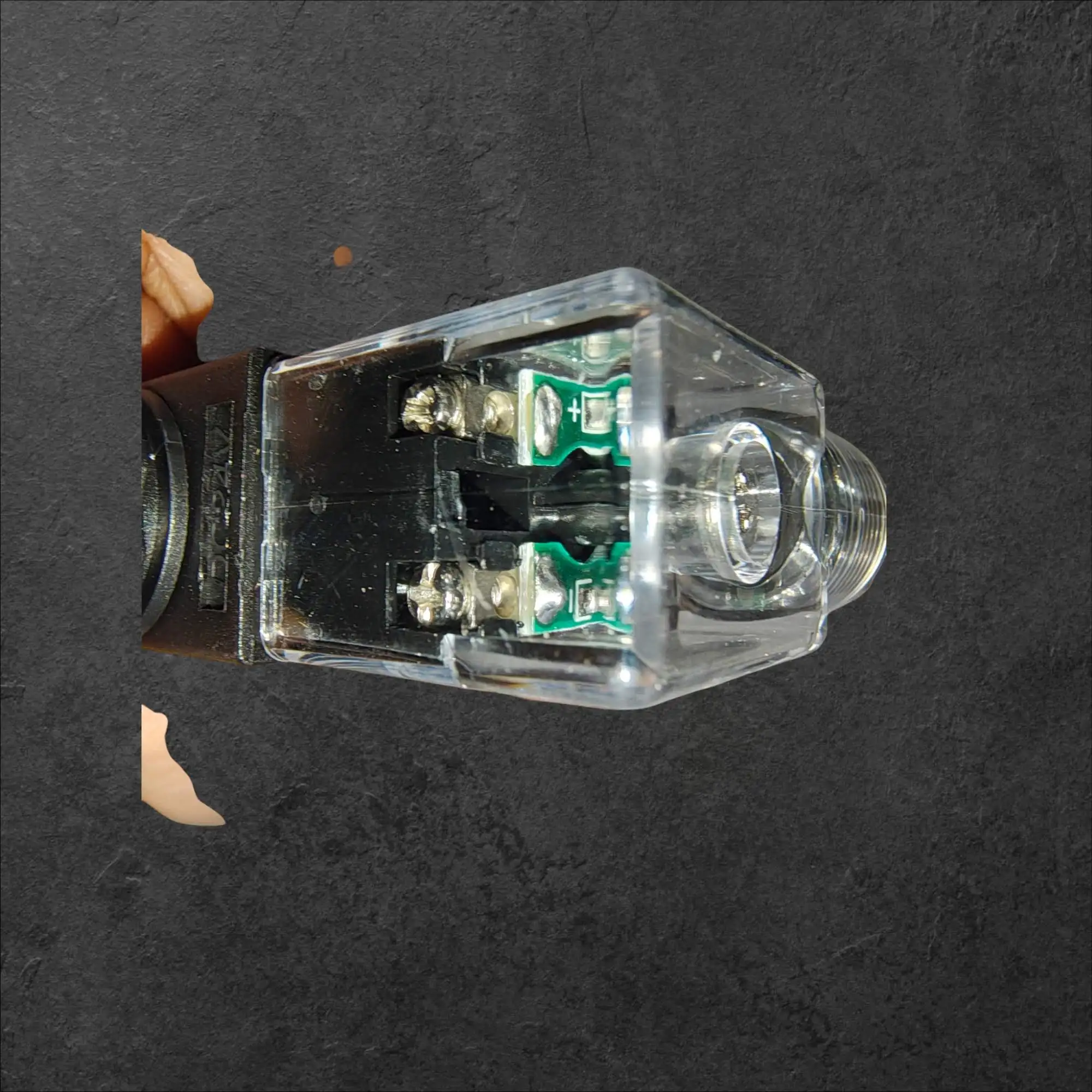 ATM Pneumatski ventil 3 smerni 24V DC 1/4 priklopi , 3v210-08,ATM pnevmatski ventil 3 smerni, pnevmatski ventil 24V DC, 3 2 ventil 1/4 priklopi, industrijska avtomatizacija ventil, ventil do 12 bar, vzmetni reset non latching, vakuum generator ventil, ceneje ugodno prihranek lokalno Ljubljana