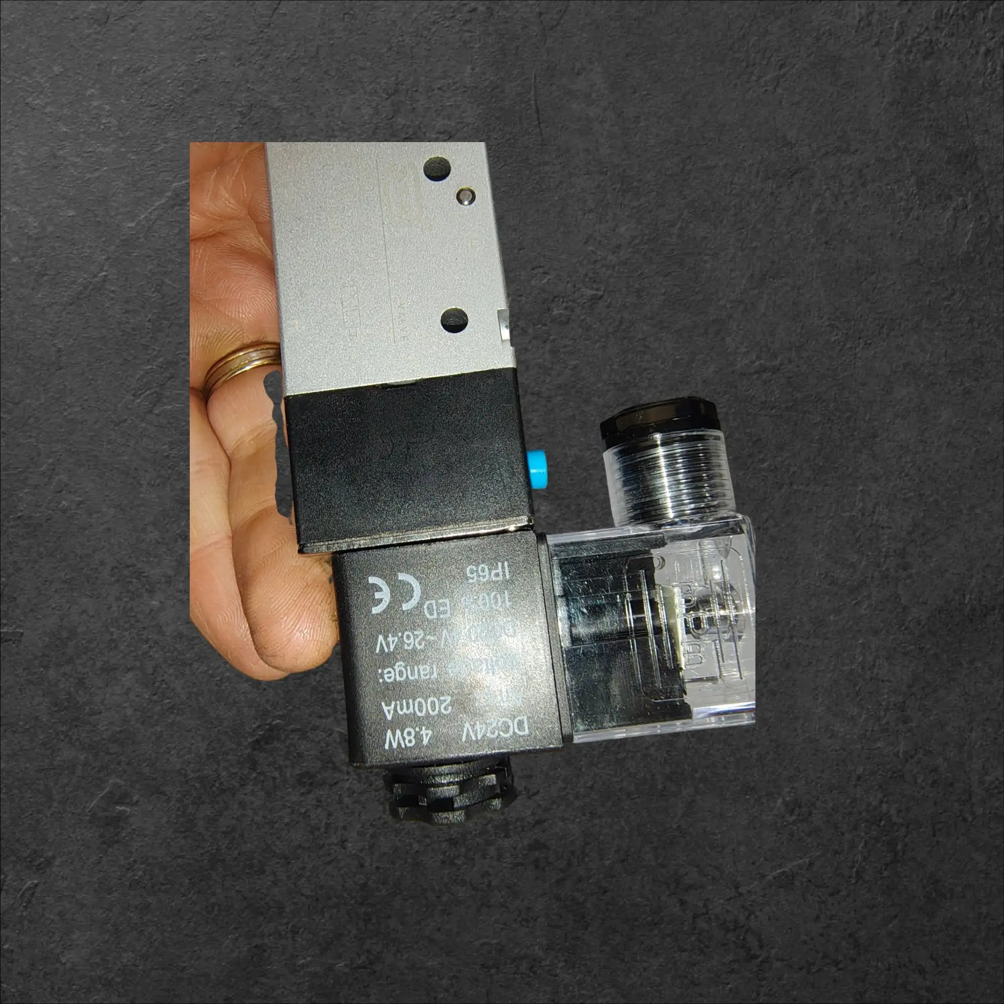 ATM Pneumatski ventil 3 smerni 24V DC 1/4 priklopi , 3v210-08,ATM pnevmatski ventil 3 smerni, pnevmatski ventil 24V DC, 3 2 ventil 1/4 priklopi, industrijska avtomatizacija ventil, ventil do 12 bar, vzmetni reset non latching, vakuum generator ventil, ceneje ugodno prihranek lokalno Ljubljana