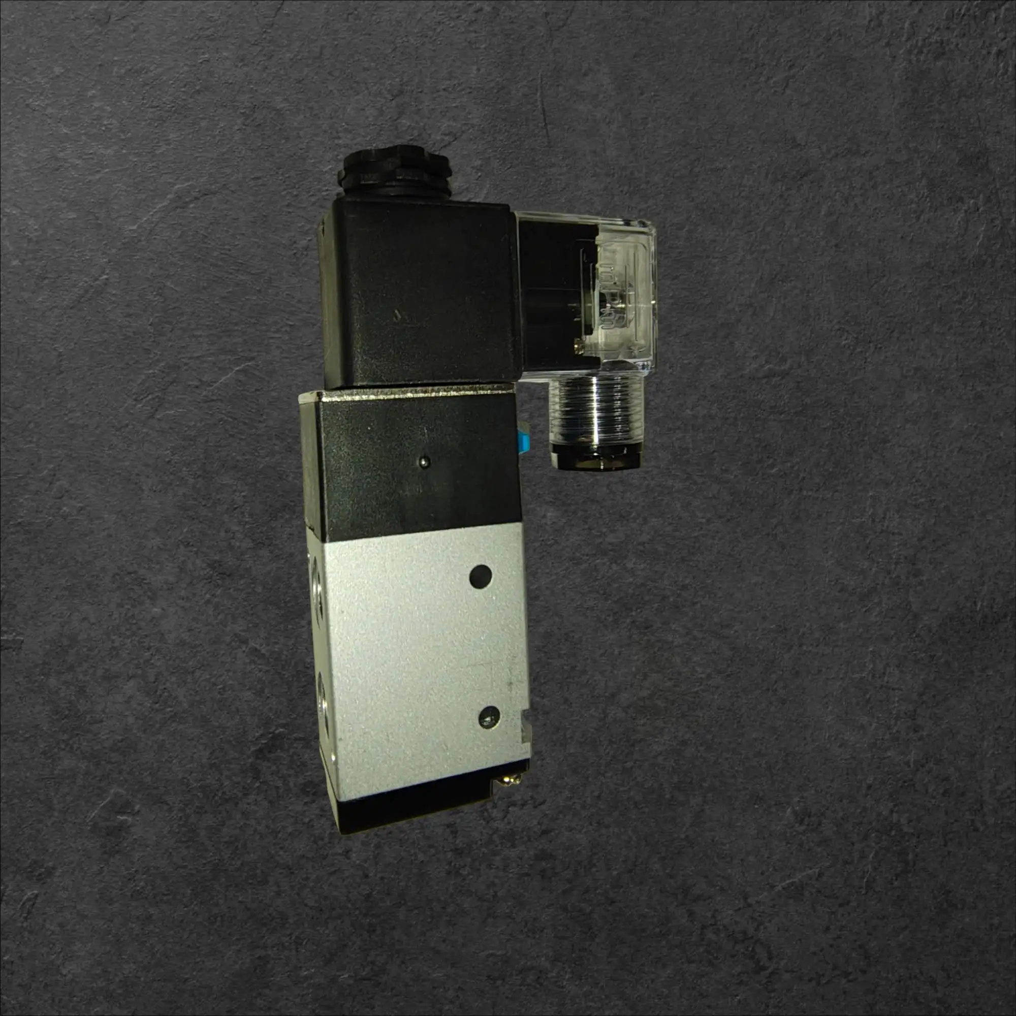 ATM Pneumatski ventil 3 smerni 24V DC 1/4 priklopi , 3v210-08,ATM pnevmatski ventil 3 smerni, pnevmatski ventil 24V DC, 3 2 ventil 1/4 priklopi, industrijska avtomatizacija ventil, ventil do 12 bar, vzmetni reset non latching, vakuum generator ventil, ceneje ugodno prihranek lokalno Ljubljana