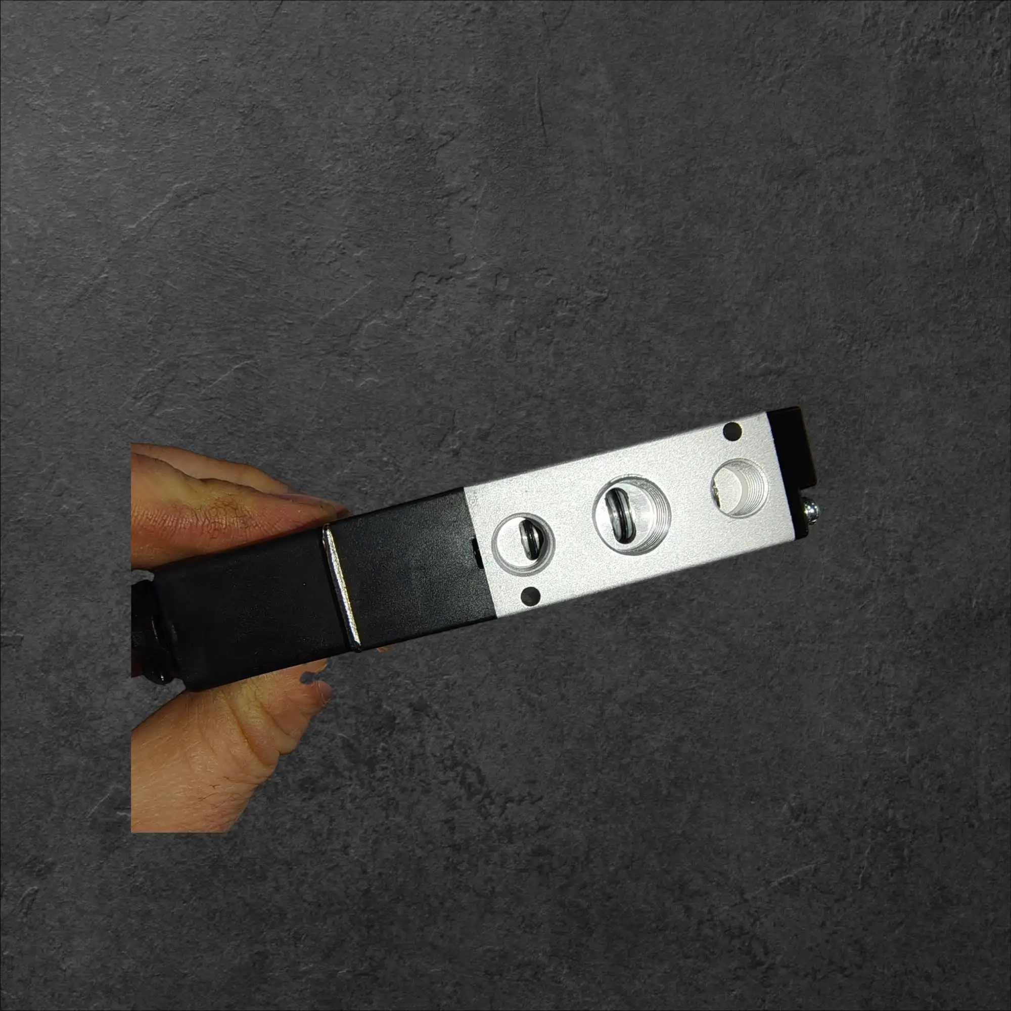 ATM Pneumatski ventil 5 smerni 24V DC 1/4 priklopi , 4v210-08,ATM pnevmatski ventil 5 smerni, 24V DC ventil 1/4, pnevmatski ventil do 12 bar, industrijska avtomatizacija ventil, CE EMC ventil, non latching ventil vzmetni reset, zanesljivi pnevmatski ventili, ceneje ugodno prihranek, lokalno Ljubljana