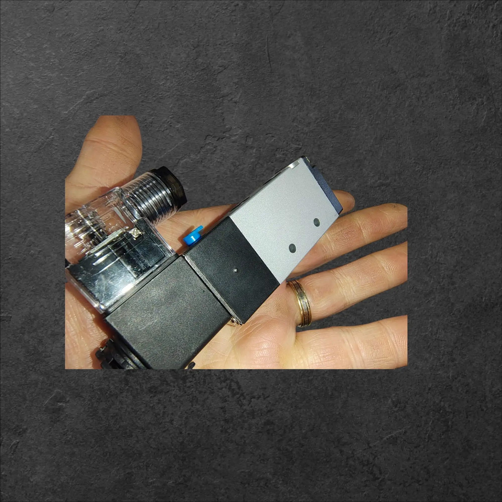 ATM Pneumatski ventil 5 smerni 24V DC 1/4 priklopi , 4v210-08,ATM pnevmatski ventil 5 smerni, 24V DC ventil 1/4, pnevmatski ventil do 12 bar, industrijska avtomatizacija ventil, CE EMC ventil, non latching ventil vzmetni reset, zanesljivi pnevmatski ventili, ceneje ugodno prihranek, lokalno Ljubljana