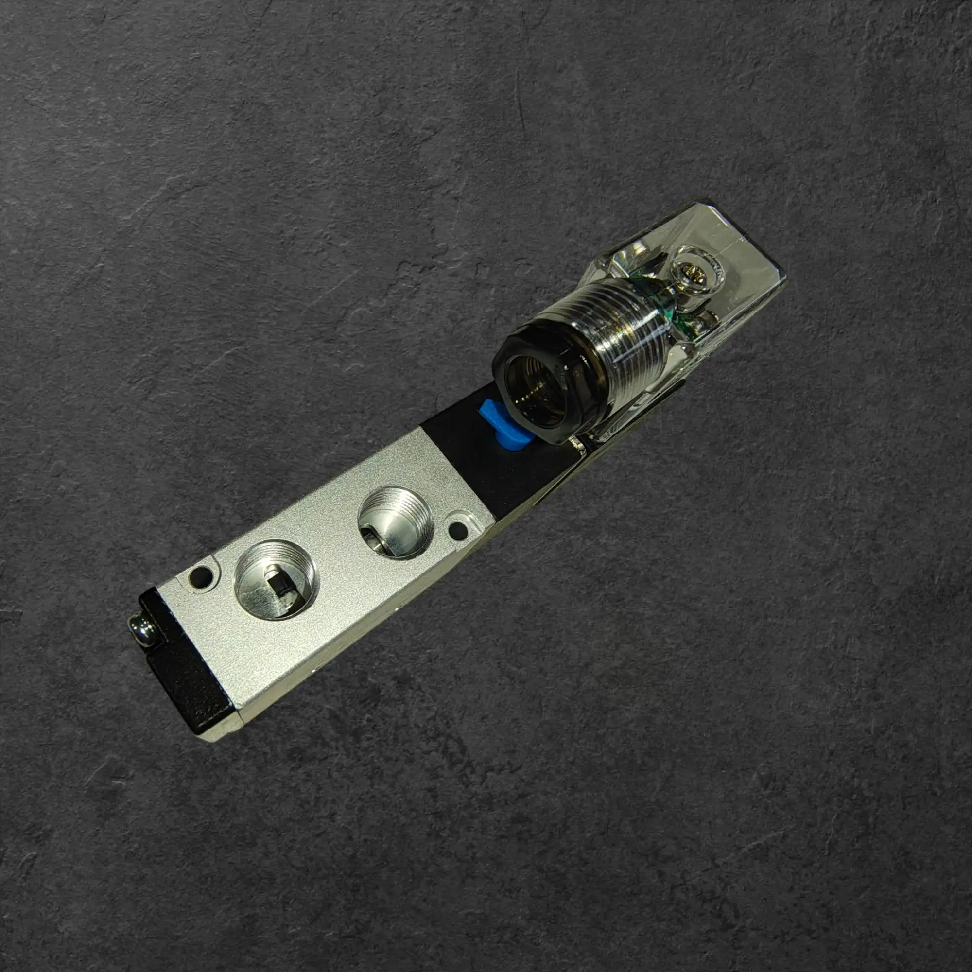 ATM Pneumatski ventil 5 smerni 24V DC 1/4 priklopi , 4v210-08,ATM pnevmatski ventil 5 smerni, 24V DC ventil 1/4, pnevmatski ventil do 12 bar, industrijska avtomatizacija ventil, CE EMC ventil, non latching ventil vzmetni reset, zanesljivi pnevmatski ventili, ceneje ugodno prihranek, lokalno Ljubljana