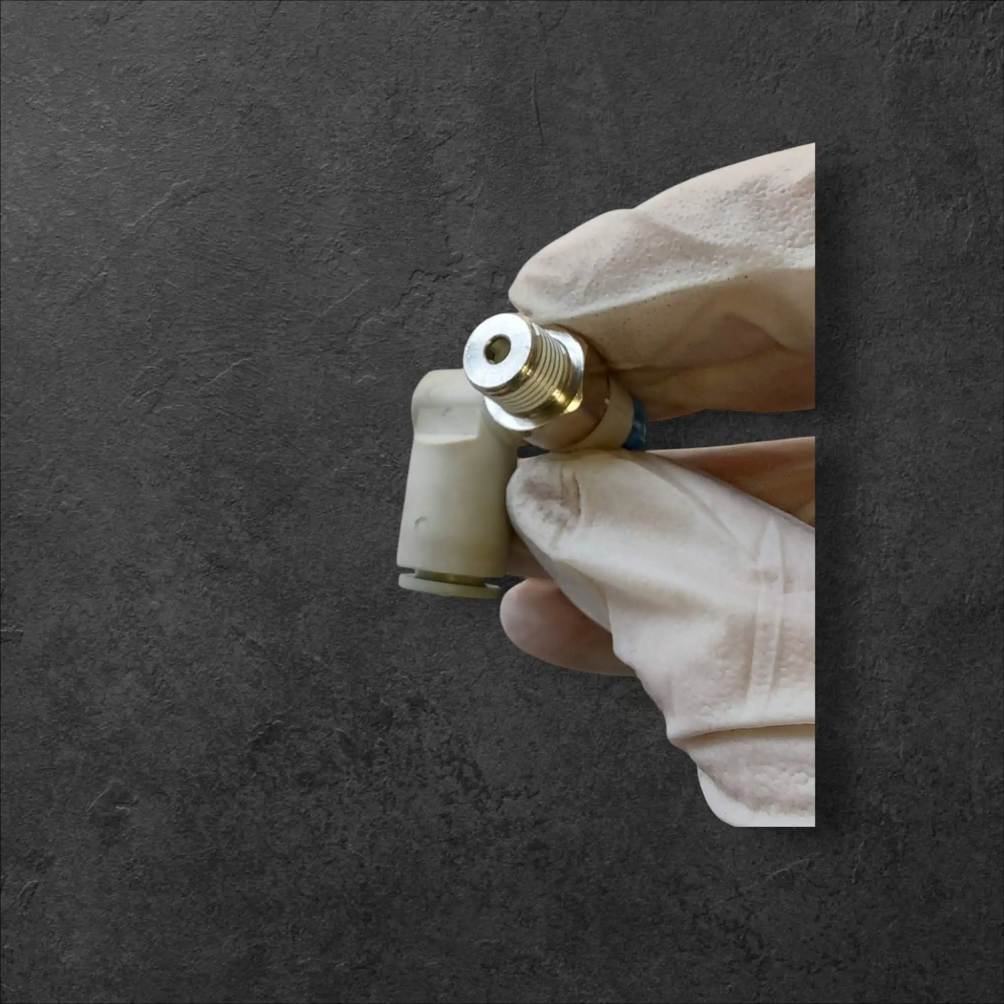 Dušilka za pneumatiko 1/8 na 8mm cevko vrteč 90st HACCP GMP, dušilka za pnevmatiko, hitri priklop 8mm, inox navoj 1/8, bela POM plastika, HACCP skladno, GMP pnevmatika, ceneje, ugodno, prihranek, lokalno, Ljubljana