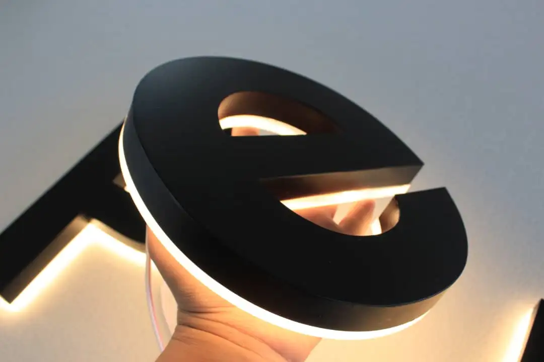 Izdelava napisov in svetlobnih tabel po dogovoru 2D in 3D, zlata, kovinski videz,brušeno,izdelava napisov, svetlobne table, Ljubljana, konkurenčne cene, prihranek, LED osvetlitev, nerjaveče jeklo, CNC obdelava, lasersko varjenje, montaža na objektu
