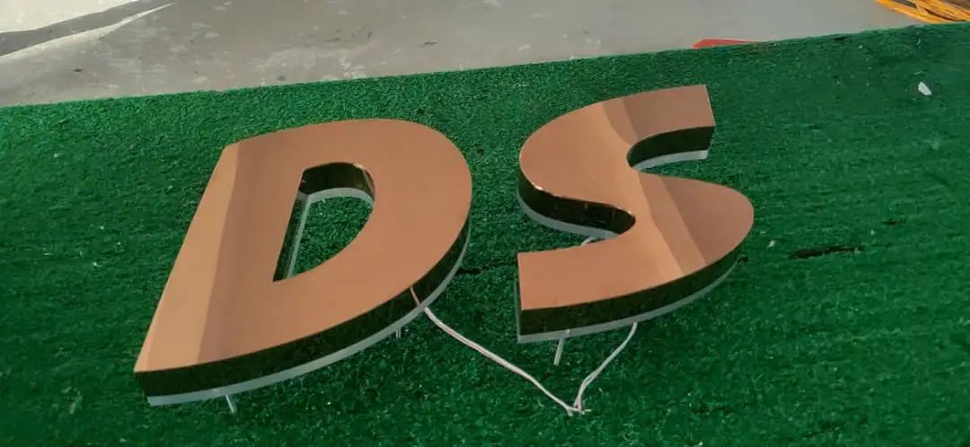 Izdelava napisov in svetlobnih tabel po dogovoru 2D in 3D, zlata, kovinski videz,brušeno,izdelava napisov, svetlobne table, Ljubljana, konkurenčne cene, prihranek, LED osvetlitev, nerjaveče jeklo, CNC obdelava, lasersko varjenje, montaža na objektu