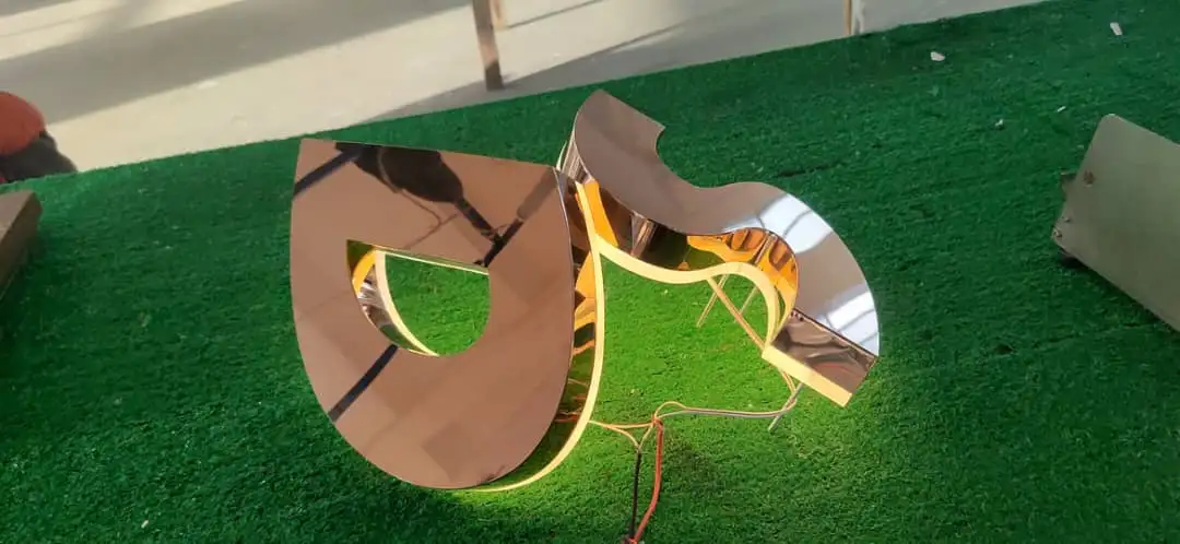 Izdelava napisov in svetlobnih tabel po dogovoru 2D in 3D, zlata, kovinski videz,brušeno,izdelava napisov, svetlobne table, Ljubljana, konkurenčne cene, prihranek, LED osvetlitev, nerjaveče jeklo, CNC obdelava, lasersko varjenje, montaža na objektu