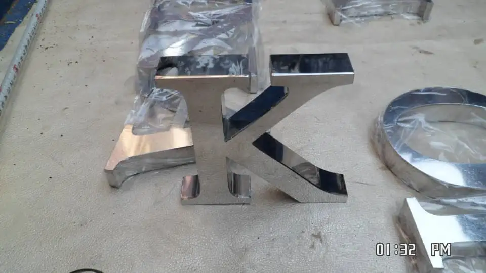 Izdelava napisov in svetlobnih tabel po dogovoru 2D in 3D, zlata, kovinski videz,brušeno,izdelava napisov, svetlobne table, Ljubljana, konkurenčne cene, prihranek, LED osvetlitev, nerjaveče jeklo, CNC obdelava, lasersko varjenje, montaža na objektu