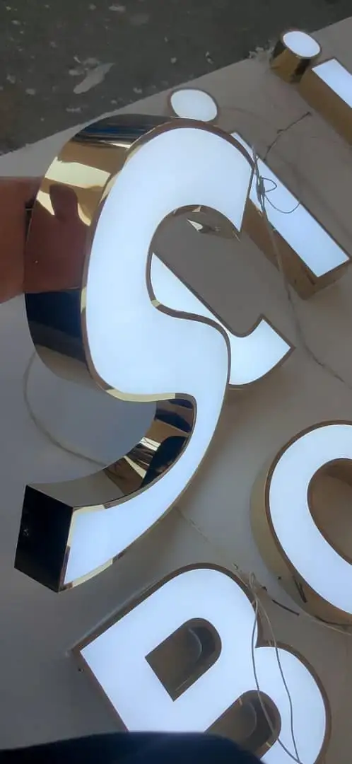 Izdelava napisov in svetlobnih tabel po dogovoru 2D in 3D, zlata, kovinski videz,brušeno,izdelava napisov, svetlobne table, Ljubljana, konkurenčne cene, prihranek, LED osvetlitev, nerjaveče jeklo, CNC obdelava, lasersko varjenje, montaža na objektu