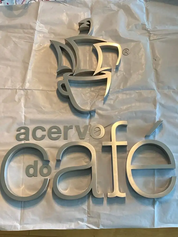 Izdelava napisov in svetlobnih tabel po dogovoru 2D in 3D, zlata, kovinski videz,brušeno,izdelava napisov, svetlobne table, Ljubljana, konkurenčne cene, prihranek, LED osvetlitev, nerjaveče jeklo, CNC obdelava, lasersko varjenje, montaža na objektu