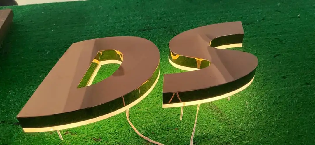 Izdelava napisov in svetlobnih tabel po dogovoru 2D in 3D, zlata, kovinski videz,brušeno,izdelava napisov, svetlobne table, Ljubljana, konkurenčne cene, prihranek, LED osvetlitev, nerjaveče jeklo, CNC obdelava, lasersko varjenje, montaža na objektu