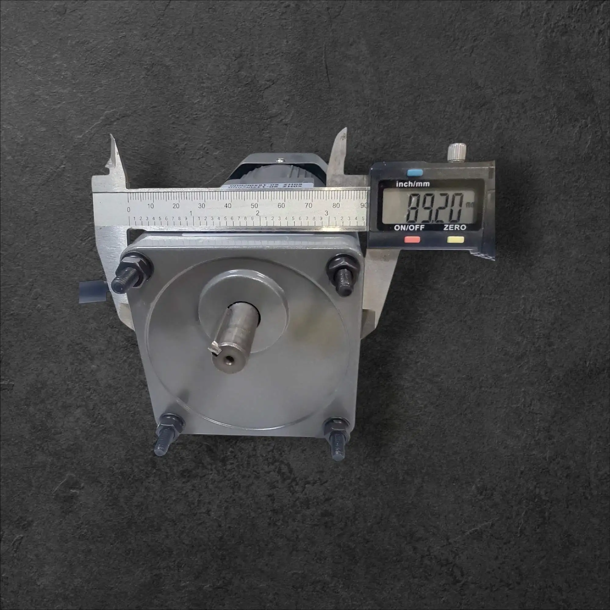 Motor AC 230V 90W z reduktorjem 1:100 in regulatorjem 13,5RPM, motor AC 230V 90W, reduktor 1:100, regulator hitrosti, ceneje, ugodno, prihranek, lokalno, Ljubljana, indukcijski motor, dolgoročna zmogljivost