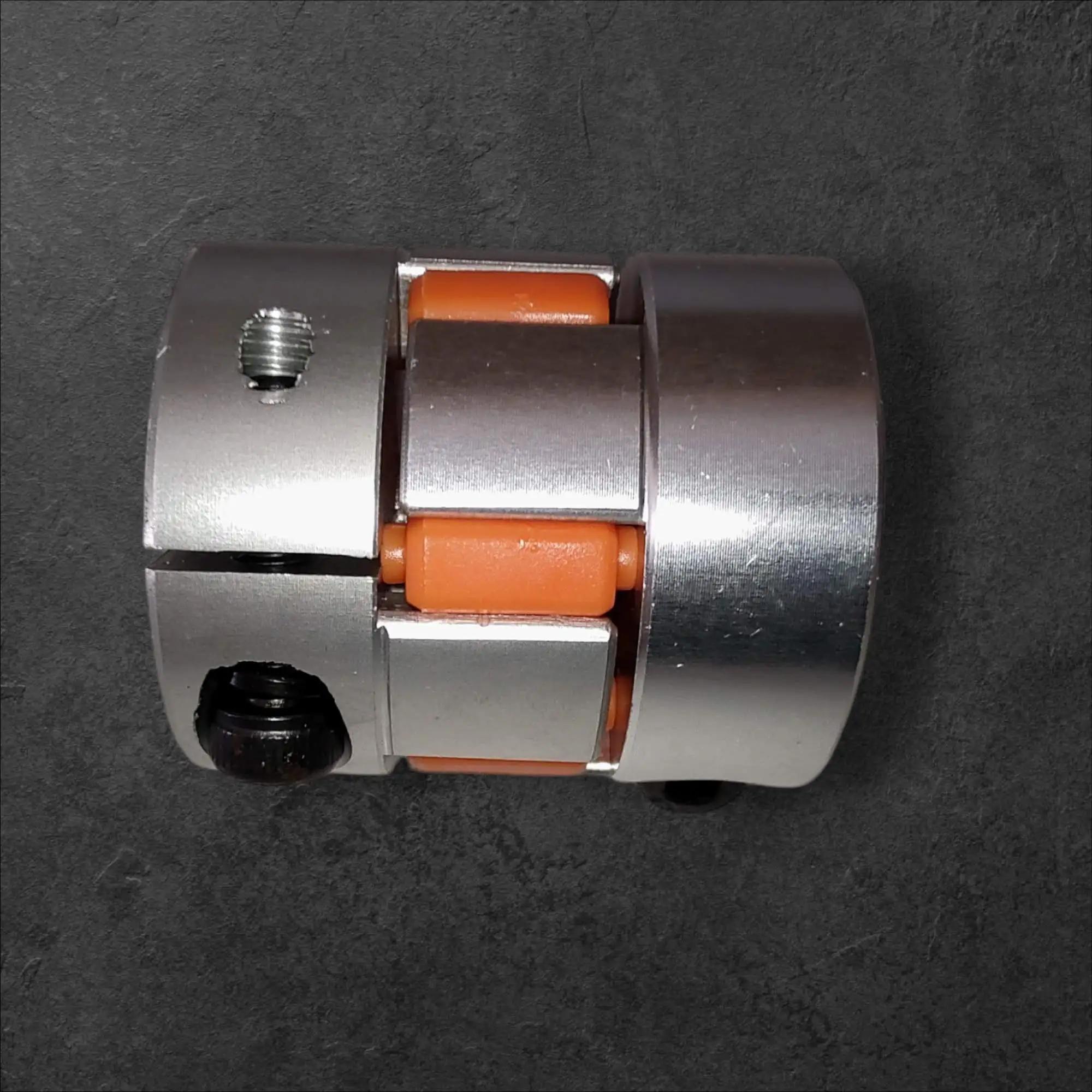 Parkljasta spojka D30L35 za pogonski sklop ID 6mm OD 8mm, parkjasta spojka, D30L35, pogonski sklop, ID 6mm, OD 8mm, CNC stroji, vibracijska odpornost, industrijska avtomatizacija, robotski mehanizmi, visoko odporna zlitina, elastična spojka, natančen prenos navora, dolga življenjska doba, zmanjšanje vibracij.
