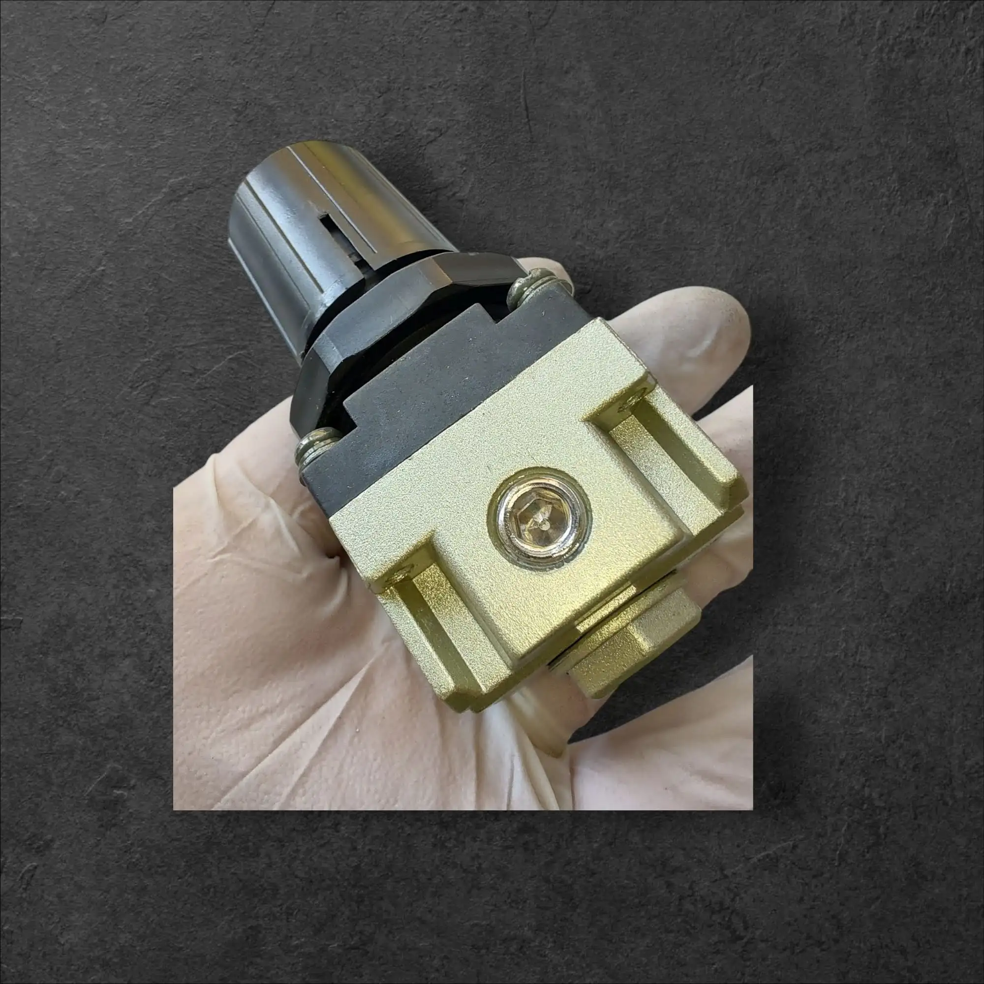 Regulator tlaka A2000 z manometrom 1/4 navoji do 10MPa , regulator tlaka 1/4, ceneje, ugodno, prihranek, lokalno, ljubljana, industrijska avtomatizacija, gmp regulator, haccp pnevmatika, regulator z manometrom, do 10mpa