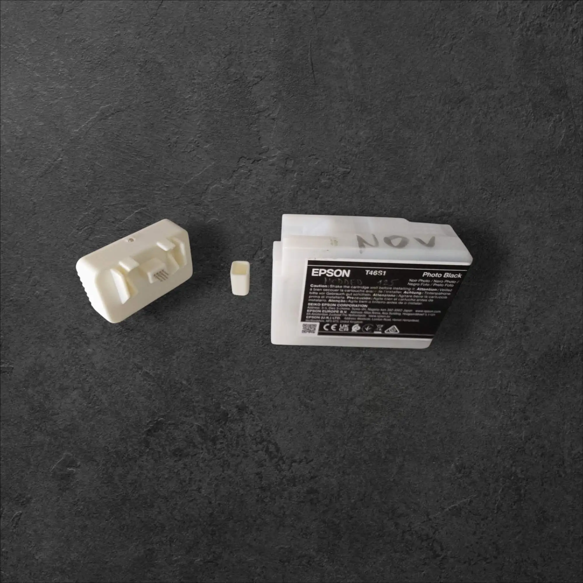 Reseter za čipe na kartušah Epson SureColor P700 in P900, reseter,reseter za čipe, Epson SureColor P700, Epson SureColor P900, polnjenje kartuš, resetiranje čipa, združljive kartuše, Epson T46S, Epson T47A, ponovno polnjenje, ekološko tiskanje, stroškovno učinkovito tiskanje