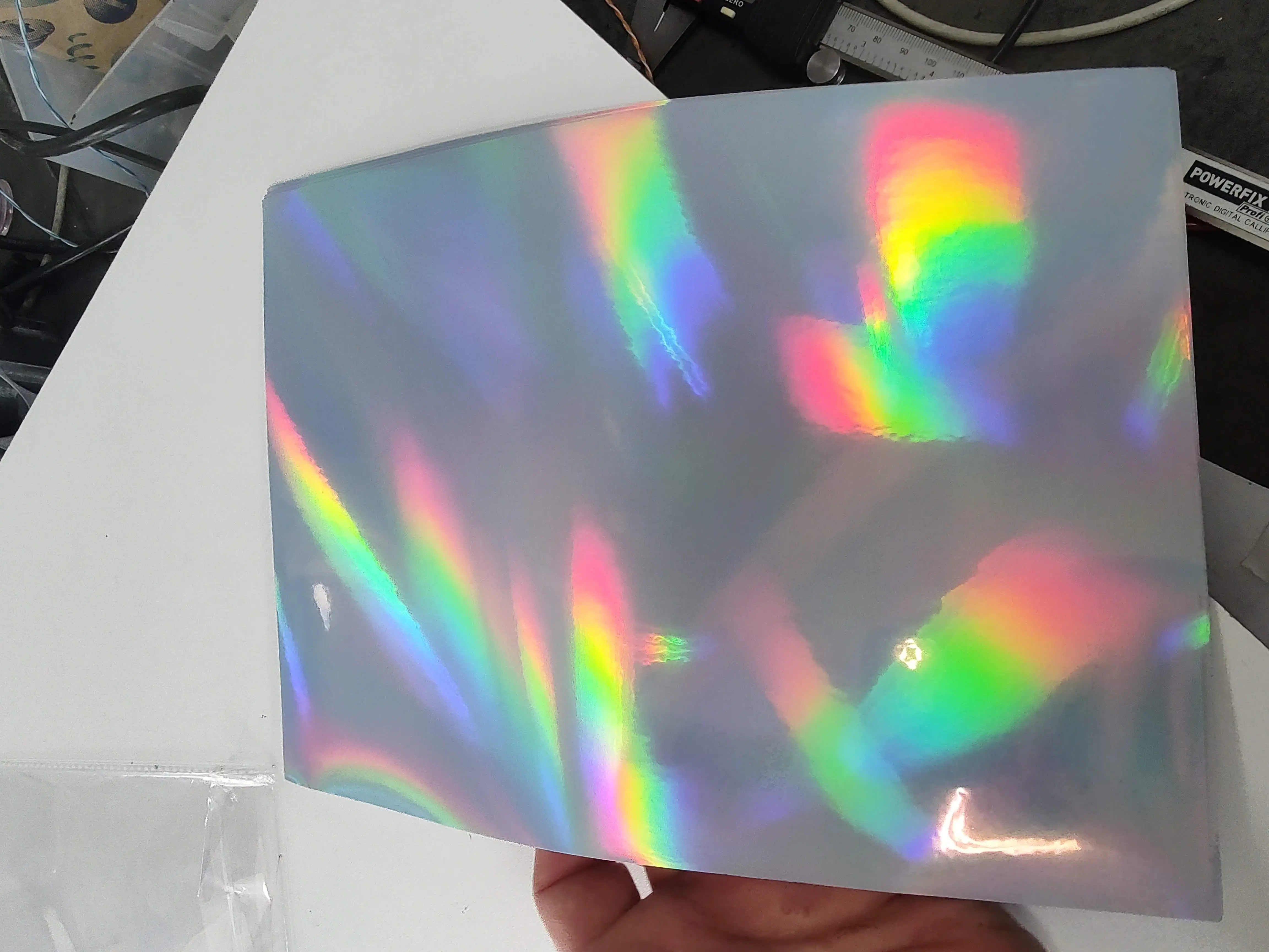Samolepilna folija hologramska srebrna vodoodporna A4 laser ali inkjet, ceneje, ugodno, prihranek, lokalno, ljubljana, samolepilna folija, holografska srebrna, vodoodporna, A4, laser, inkjet, personalizirane nalepke, UV obstojna, permanentno lepilo