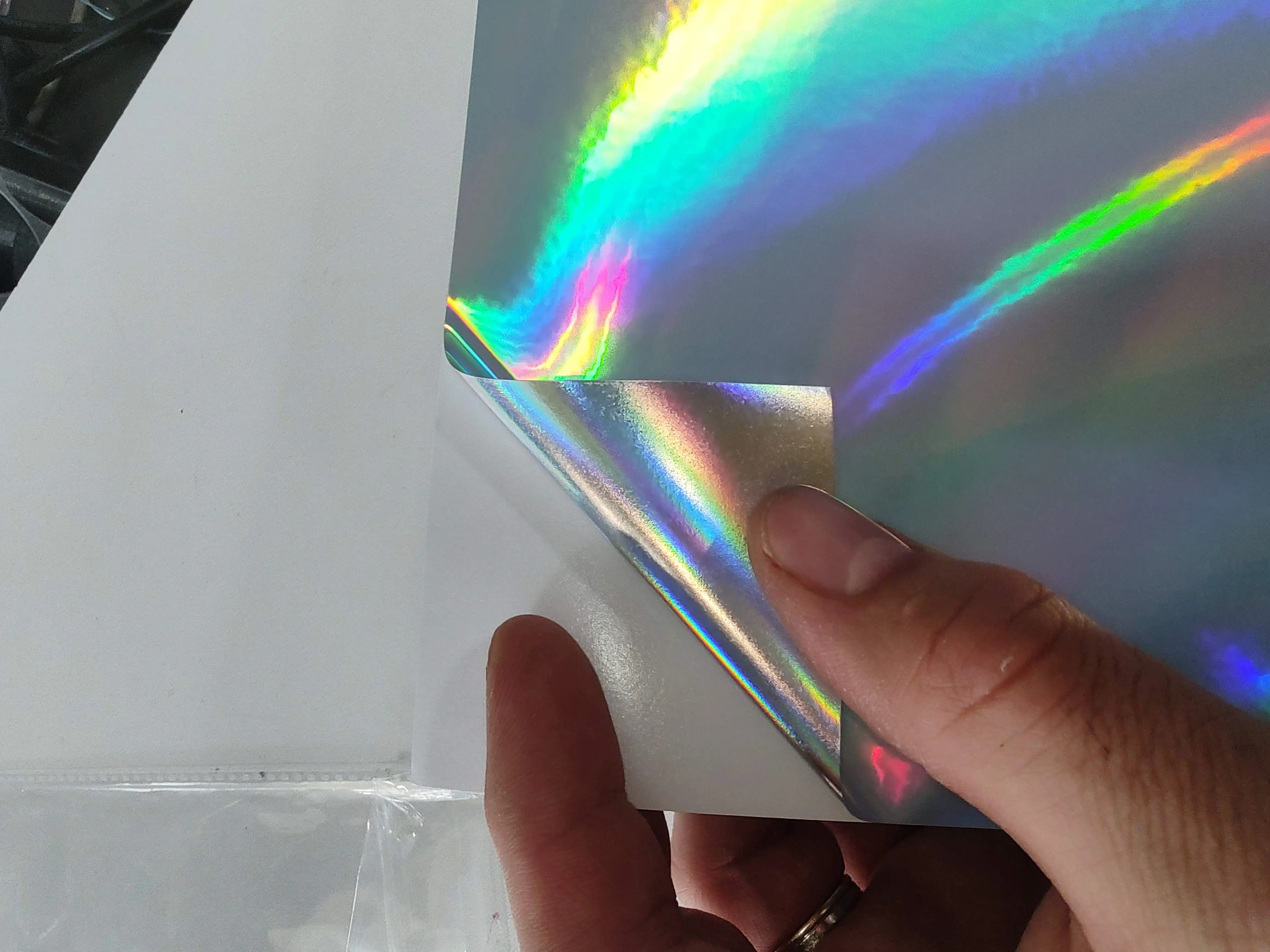 Samolepilna folija hologramska srebrna vodoodporna A4 laser ali inkjet, ceneje, ugodno, prihranek, lokalno, ljubljana, samolepilna folija, holografska srebrna, vodoodporna, A4, laser, inkjet, personalizirane nalepke, UV obstojna, permanentno lepilo