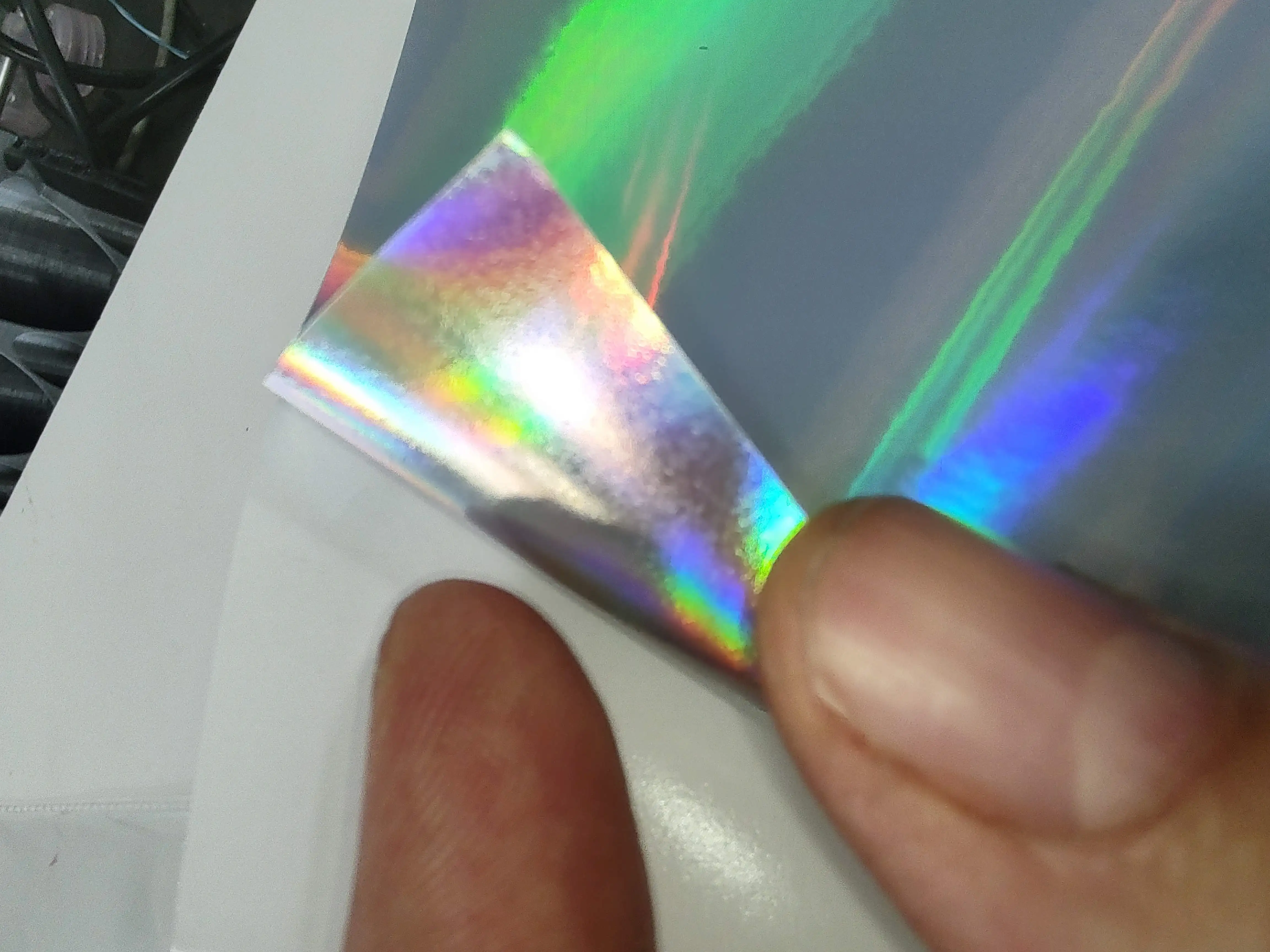 Samolepilna folija hologramska srebrna vodoodporna A4 laser ali inkjet, ceneje, ugodno, prihranek, lokalno, ljubljana, samolepilna folija, holografska srebrna, vodoodporna, A4, laser, inkjet, personalizirane nalepke, UV obstojna, permanentno lepilo