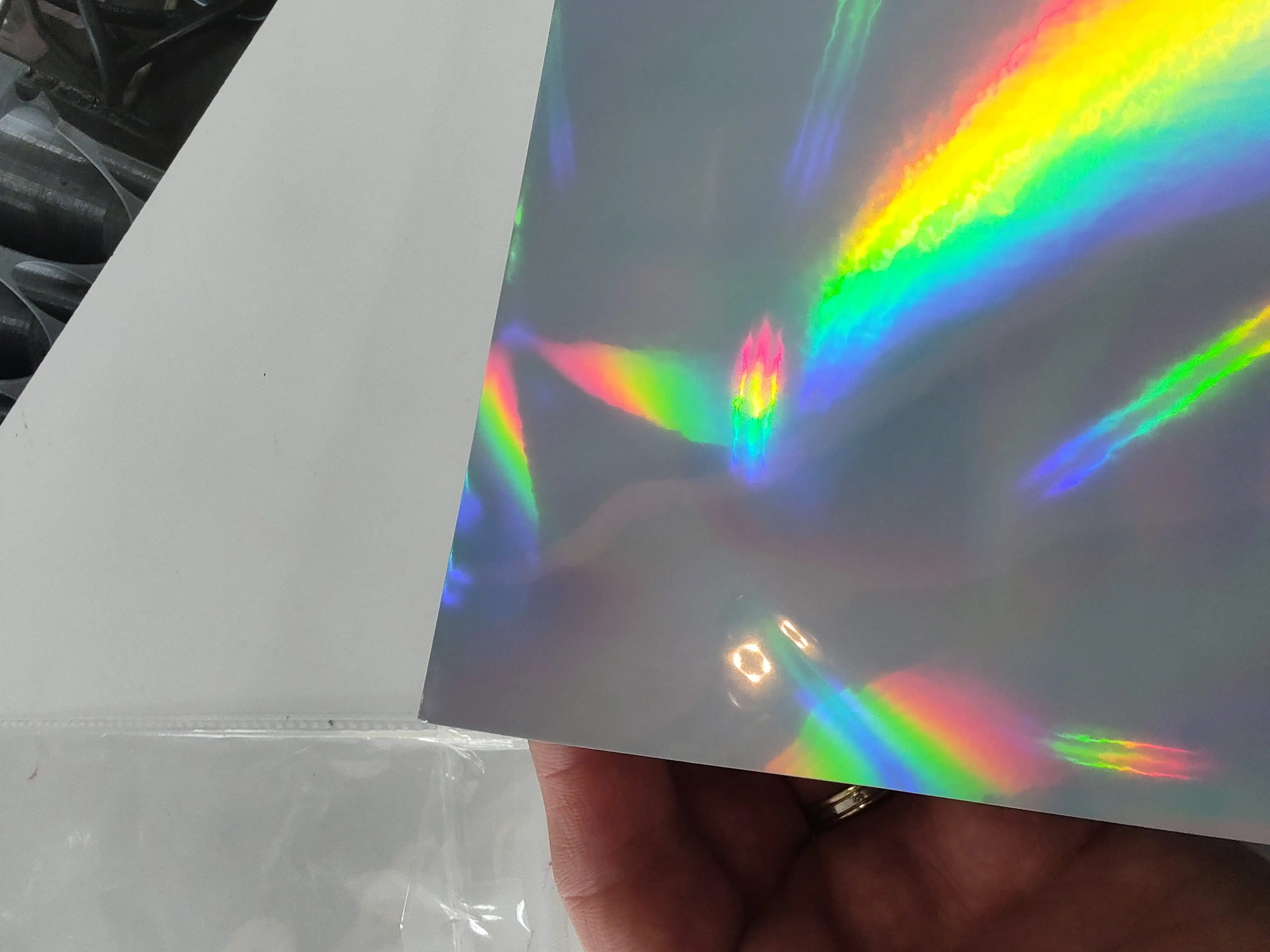 Samolepilna folija hologramska srebrna vodoodporna A4 laser ali inkjet, ceneje, ugodno, prihranek, lokalno, ljubljana, samolepilna folija, holografska srebrna, vodoodporna, A4, laser, inkjet, personalizirane nalepke, UV obstojna, permanentno lepilo