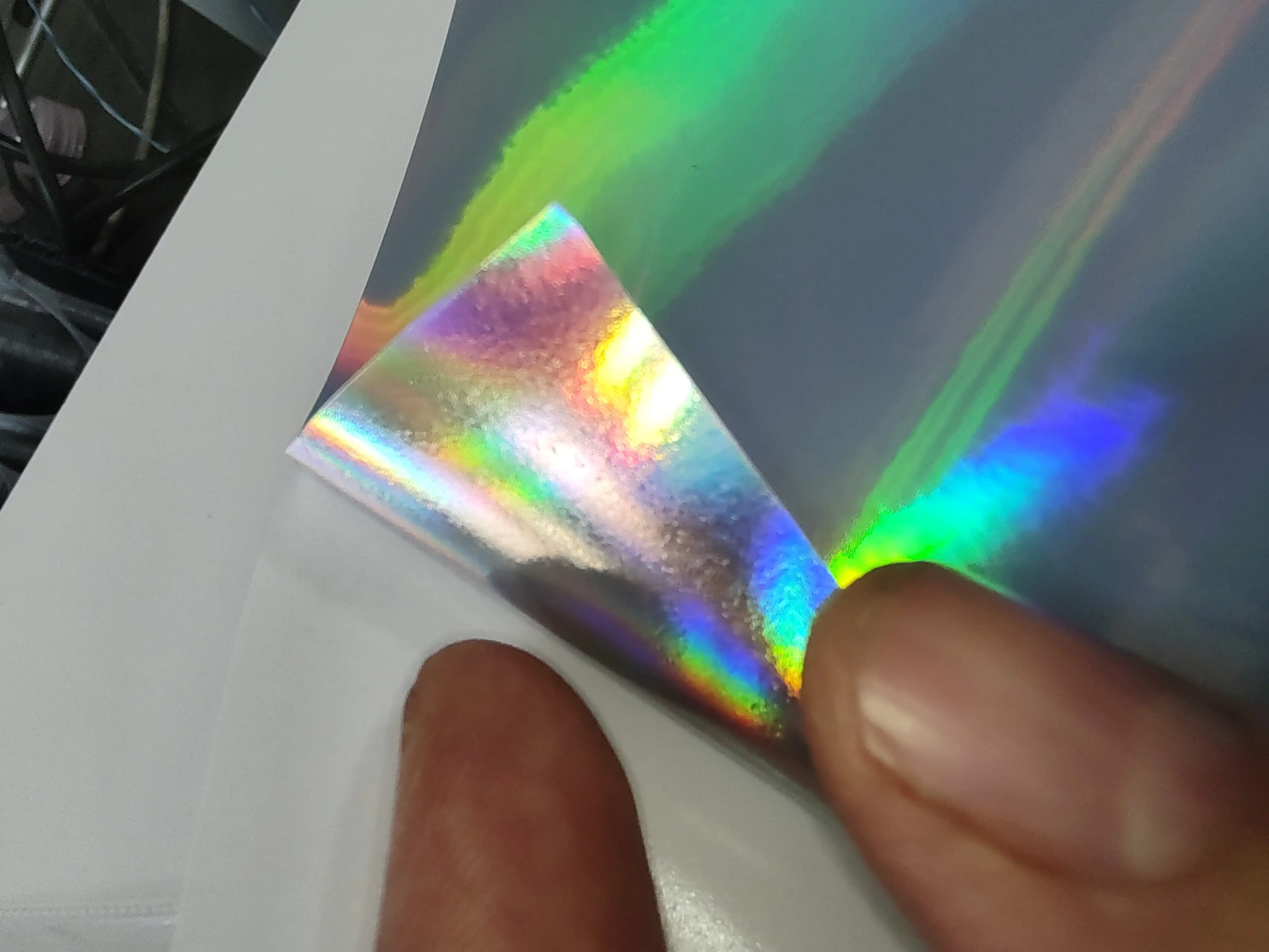 Samolepilna folija hologramska srebrna vodoodporna A4 laser ali inkjet, ceneje, ugodno, prihranek, lokalno, ljubljana, samolepilna folija, holografska srebrna, vodoodporna, A4, laser, inkjet, personalizirane nalepke, UV obstojna, permanentno lepilo