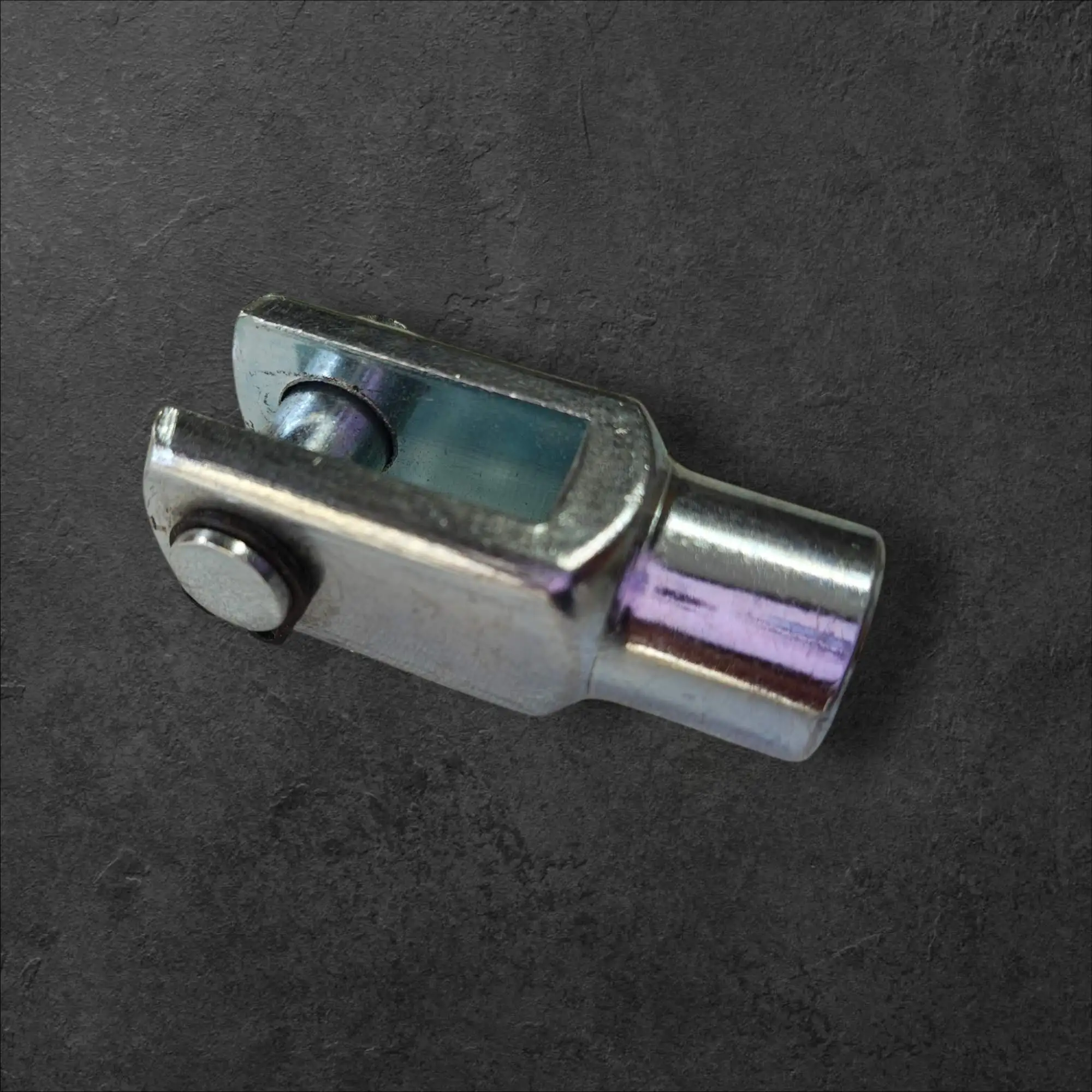 Vilica za zglob z zatičem ženski navoj M10 fi 10mm, vilica za zglob M10 fi 10mm, ženski navoj M10 vilica, mehanski spoj z zatičem, industrijski zglob, ceneje ugodno prihranek Ljubljana