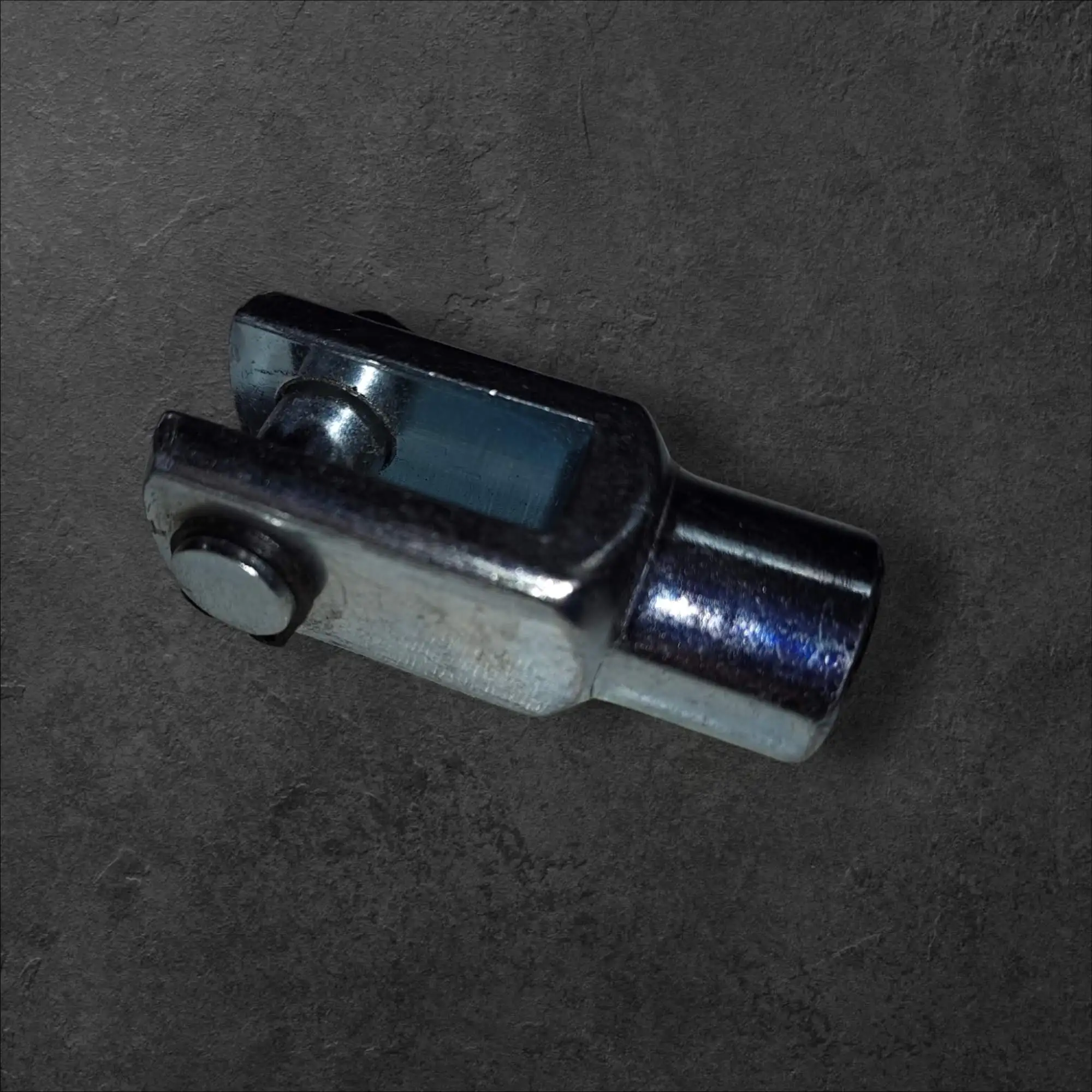 Vilica za zglob z zatičem ženski navoj M8 fi 8mm, vilica za zglob z zatičem, vilica za zglob ženski navoj M8, vilica M8 fi 8mm, ceneje, ugodno, prihranek, lokalno, ljubljana, strojni elementi, strojegradnja, avtomatizacija, mehanski spoj