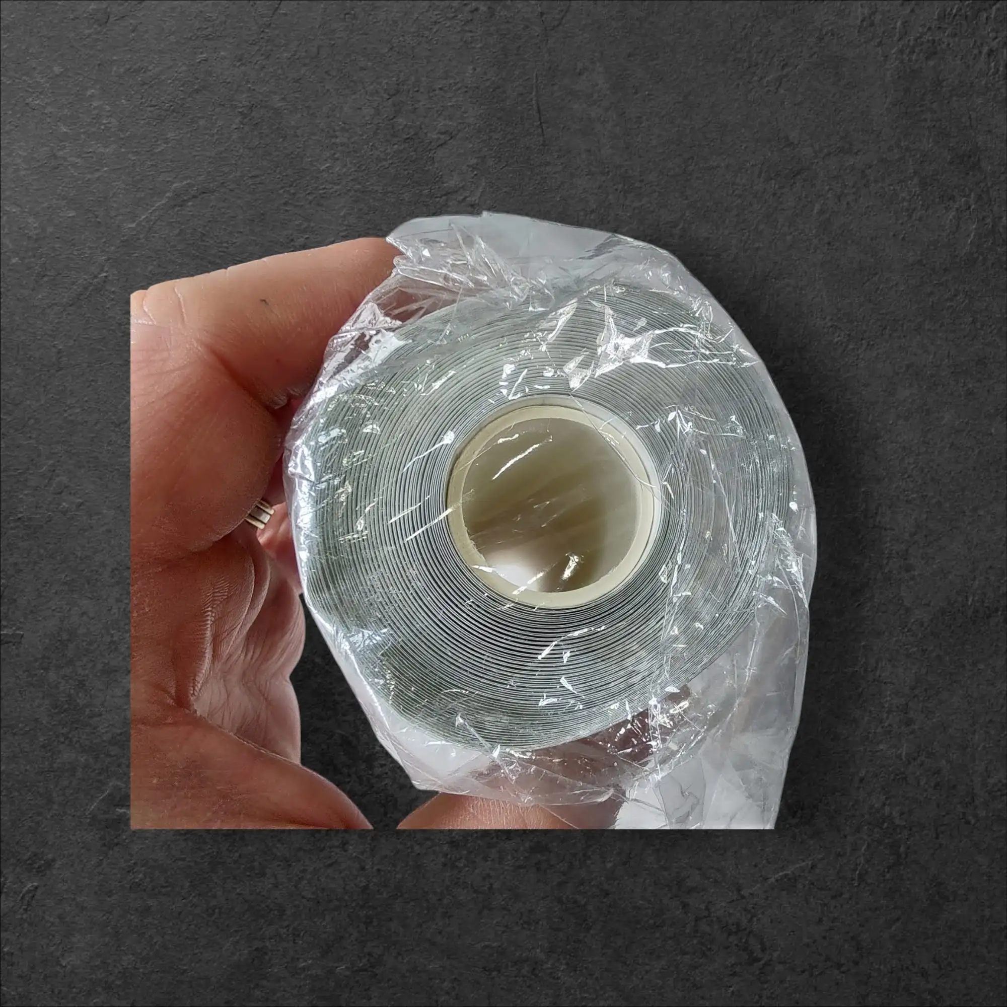 Vodoodporen obliž v roli 10cm x 10m za zaščito ran in tatoojev, ceneje, ugodno, prihranek, lokalno, ljubljana, vodoodporen obliž, zaščita ran, zaščita tetovaž, elastičen obliž, prozoren obliž, medicinska zaščita, tetovaže, hitrejše celjenje, brez okužb, nepremočljiv povoj