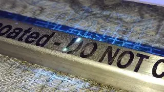 Odkrijte revolucionarno tehniko graviranja na SS304 v črni barvi s Svet črnil. Inovativna tehnologija za edinstvene in zaščitene izdelke.,graviranje na SS304,črna barva,hladni laser 355nm,barve mavrice,edinstven izgled,zaščita pred ponaredki,personalizacija izdelkov,inovativna laserska tehnologija.
